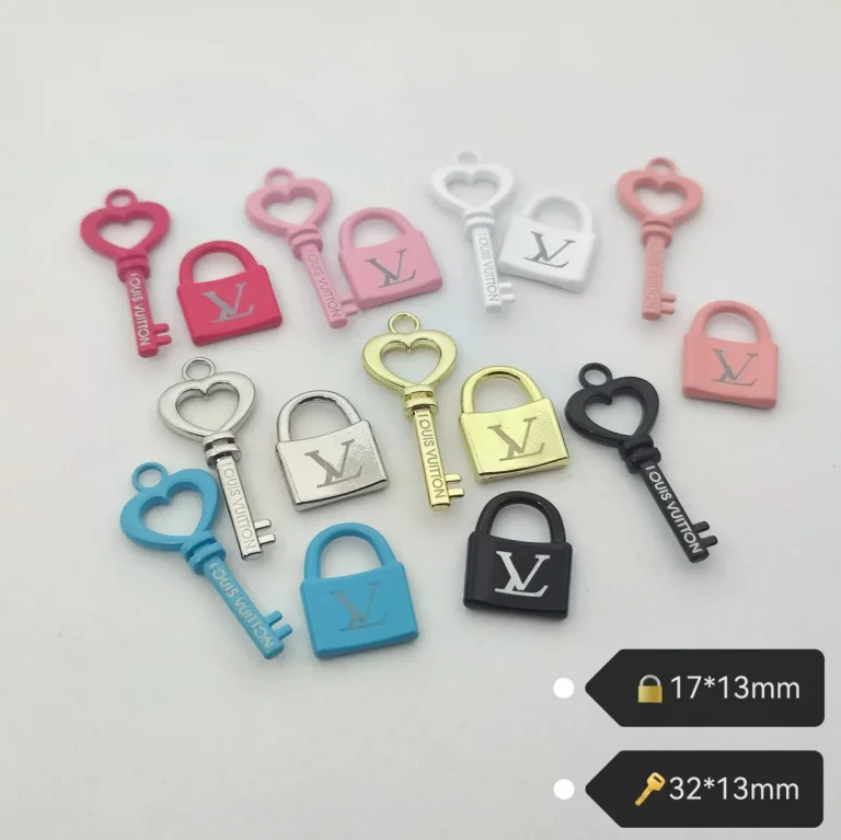 A Set Of Keys And Locks 32MM*13MM